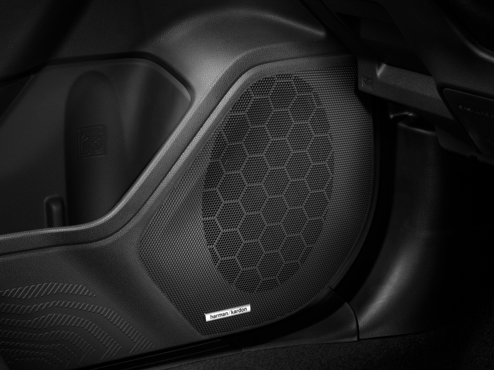 Plan rapproché d’un haut-parleur Harman KardonMD disponible sur les Forester Sport, Limited et Premier 2025.
