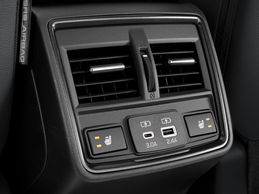 Photo de la console centrale arrière avec bouches de ventilation et commandes de chauffage des sièges latéraux arrière sur Forester Limited à Premier 2025.