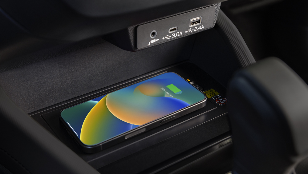 Plan rapproché de l’adaptateur multimédia avec prise auxiliaire, ports USB-A/USB-C sur Forester 2025.