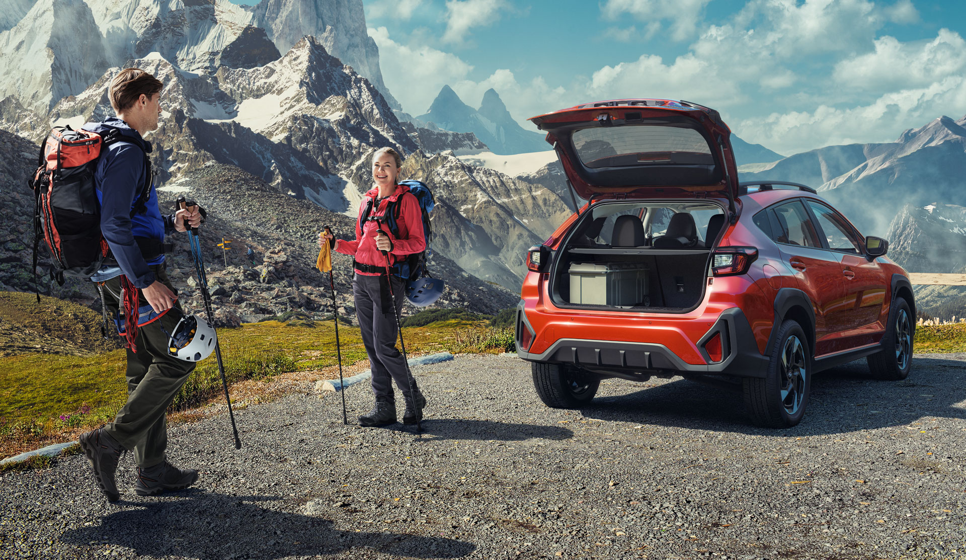 Un couple déchargeant leur Crosstrek 2024, se préparant pour une randonnée.